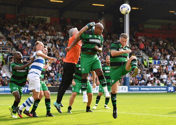 Jose Mourinho trổ tài làm thủ môn, ghi bàn từ chấm penalty - Ảnh 4. Jose Mourinho trổ tài làm thủ môn, ghi bàn từ chấm penalty - Ảnh 4.