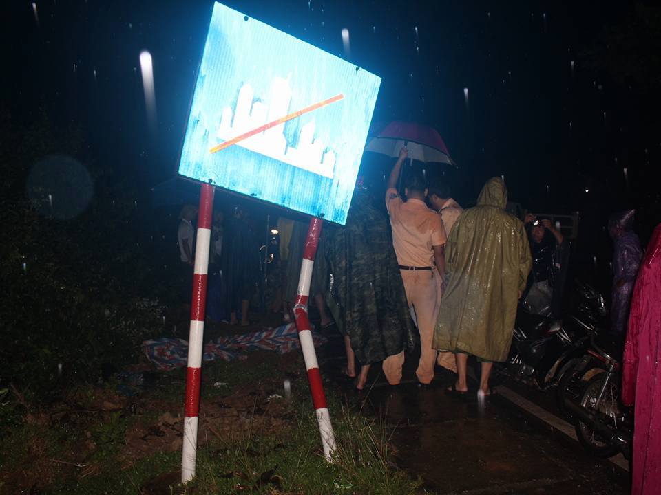 Đâm gãy biển chỉ dẫn vào rạng sáng, nam thanh niên tử vong tại chỗ - Ảnh 2. Đâm gãy biển chỉ dẫn vào rạng sáng, nam thanh niên tử vong tại chỗ - Ảnh 2.