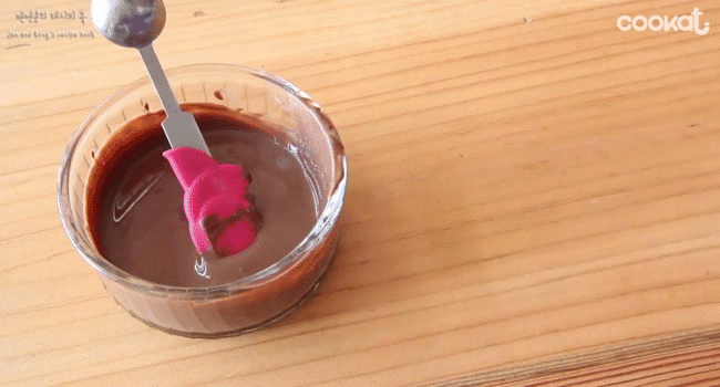 Tự tay làm chiếc kem que hoa quả siêu dễ từ socola vụn - Ảnh 2.