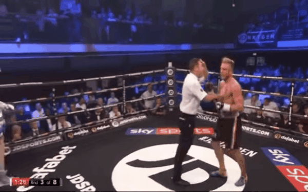 Đẩy trọng tài như Ronaldo, võ sĩ quyền anh bị xử thua ngay lập tức - Ảnh 3. Đẩy trọng tài như Ronaldo, võ sĩ quyền anh bị xử thua ngay lập tức - Ảnh 3.