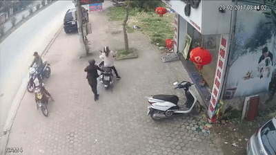 Clip: Bất cẩn dừng xe không tắt máy, đứa trẻ ngồi phía trước vít ga lao thẳng vào gốc cây - Ảnh 2. Clip: Bất cẩn dừng xe không tắt máy, đứa trẻ ngồi phía trước vít ga lao thẳng vào gốc cây - Ảnh 2.