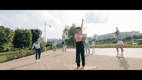Ra MV bản Dance nhưng Tóc Tiên lại đi rủ anh chị em ra vườn tập thể dục nhịp điệu!? - Ảnh 3.