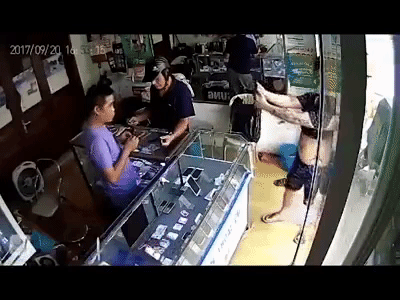 Clip: Giả vờ mua điện thoại, thanh niên cầm iPhone tự sướng, khen mình đẹp trai rồi chuồn nhanh như một cơn gió - Ảnh 3. Clip: Giả vờ mua điện thoại, thanh niên cầm iPhone tự sướng, khen mình đẹp trai rồi chuồn nhanh như một cơn gió - Ảnh 3.