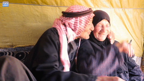Chuyện cảm động của đôi vợ chồng già Syria: Mất hết tất cả trong chiến tranh, nhưng họ còn tình yêu - Ảnh 1