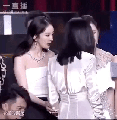 Chỉ một hành động nhỏ, Phạm Băng Băng chứng tỏ EQ cao ngất ngưởng xứng đáng với danh xưng Nữ hoàng Cbiz - Ảnh 4. Chỉ một hành động nhỏ, Phạm Băng Băng chứng tỏ EQ cao ngất ngưởng xứng đáng với danh xưng Nữ hoàng Cbiz - Ảnh 4.