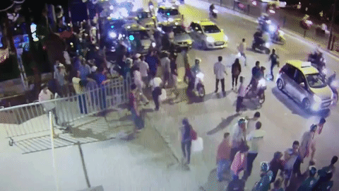 Clip: Tài xế taxi, GrabBike cầm dao và mã tấu đuổi chém nhau giữa đường phố Hà Nội - Ảnh 2. Clip: Tài xế taxi, GrabBike cầm dao và mã tấu đuổi chém nhau giữa đường phố Hà Nội - Ảnh 2.