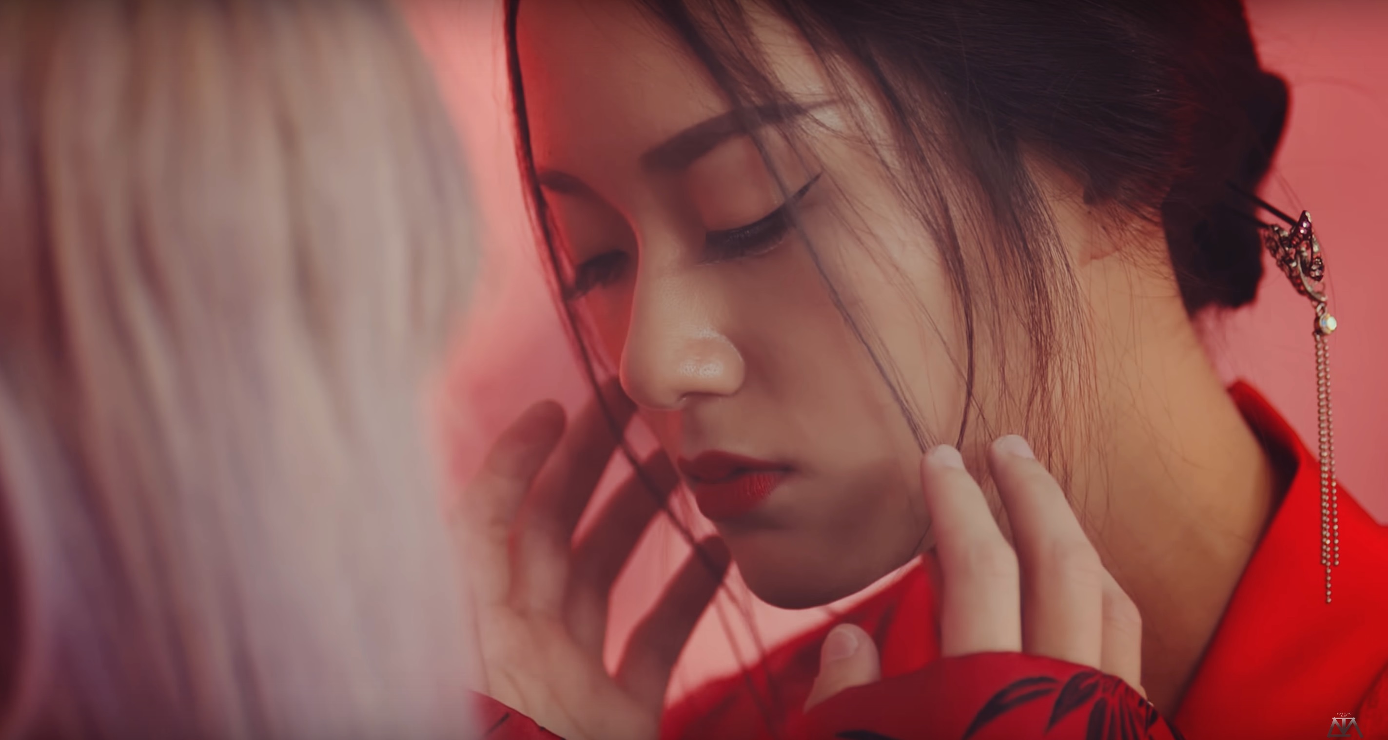 Mỹ nhân cổ trang - người tình trong mộng của Sơn Tùng M-TP trong MV mới là ai? - Ảnh 2. Mỹ nhân cổ trang - người tình trong mộng của Sơn Tùng M-TP trong MV mới là ai? - Ảnh 2.