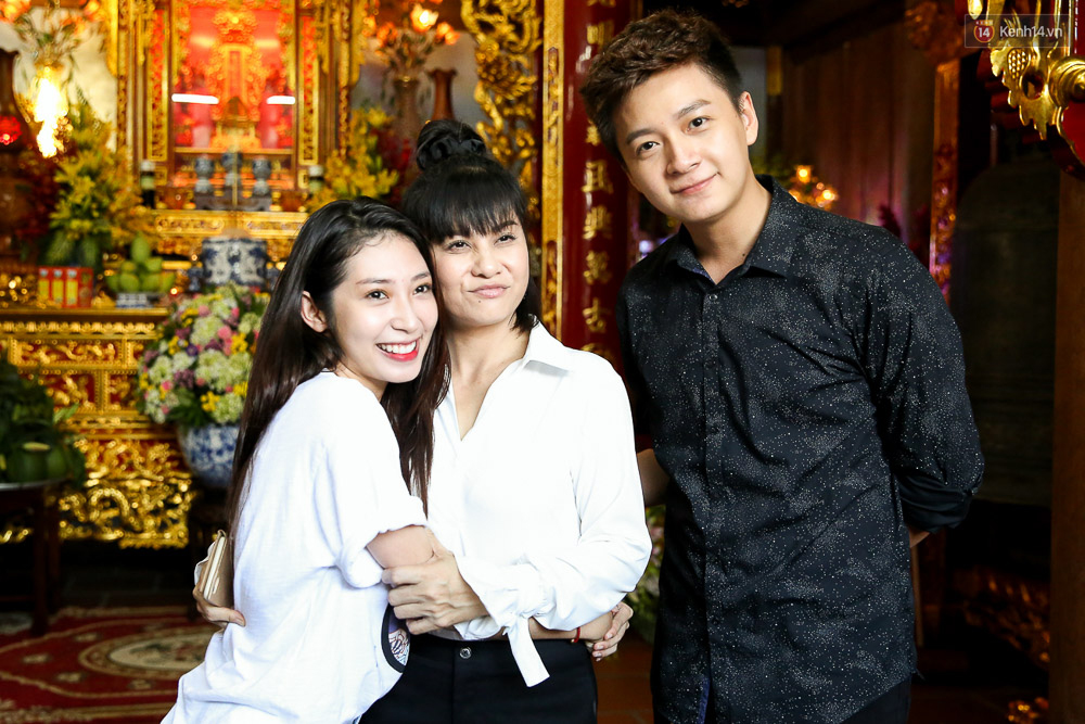 Khởi My, Kelvin Khánh nguỵ trang kín mít cùng dàn nghệ sĩ tề tụ tại nhà thờ của Hoài Linh trong ngày giỗ tổ ngành sân khấu - Ảnh 12. Khởi My, Kelvin Khánh nguỵ trang kín mít cùng dàn nghệ sĩ tề tụ tại nhà thờ của Hoài Linh trong ngày giỗ tổ ngành sân khấu - Ảnh 12.