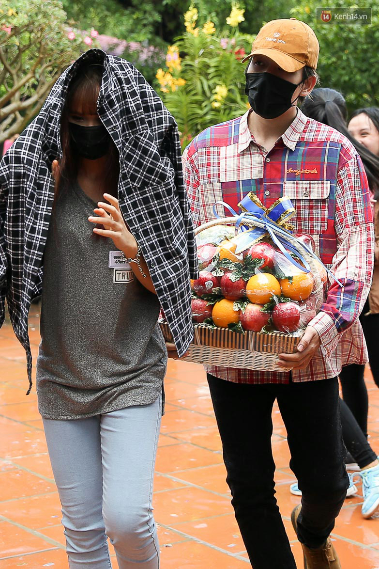 Khởi My, Kelvin Khánh nguỵ trang kín mít cùng dàn nghệ sĩ tề tụ tại nhà thờ của Hoài Linh trong ngày giỗ tổ ngành sân khấu - Ảnh 1. Khởi My, Kelvin Khánh nguỵ trang kín mít cùng dàn nghệ sĩ tề tụ tại nhà thờ của Hoài Linh trong ngày giỗ tổ ngành sân khấu - Ảnh 1.