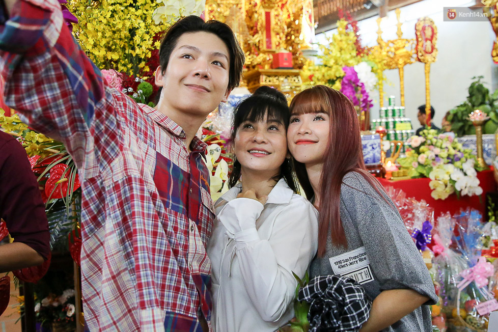 Khởi My, Kelvin Khánh nguỵ trang kín mít cùng dàn nghệ sĩ tề tụ tại nhà thờ của Hoài Linh trong ngày giỗ tổ ngành sân khấu - Ảnh 2. Khởi My, Kelvin Khánh nguỵ trang kín mít cùng dàn nghệ sĩ tề tụ tại nhà thờ của Hoài Linh trong ngày giỗ tổ ngành sân khấu - Ảnh 2.