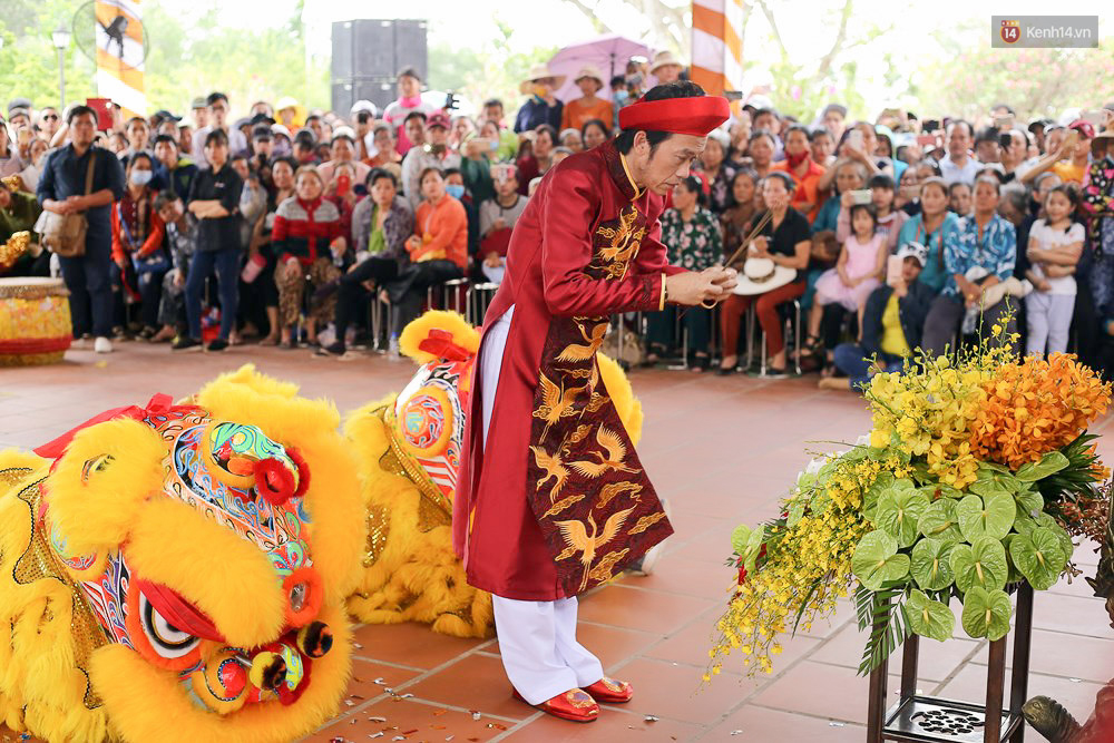 Khởi My, Kelvin Khánh nguỵ trang kín mít cùng dàn nghệ sĩ tề tụ tại nhà thờ của Hoài Linh trong ngày giỗ tổ ngành sân khấu - Ảnh 5. Khởi My, Kelvin Khánh nguỵ trang kín mít cùng dàn nghệ sĩ tề tụ tại nhà thờ của Hoài Linh trong ngày giỗ tổ ngành sân khấu - Ảnh 5.