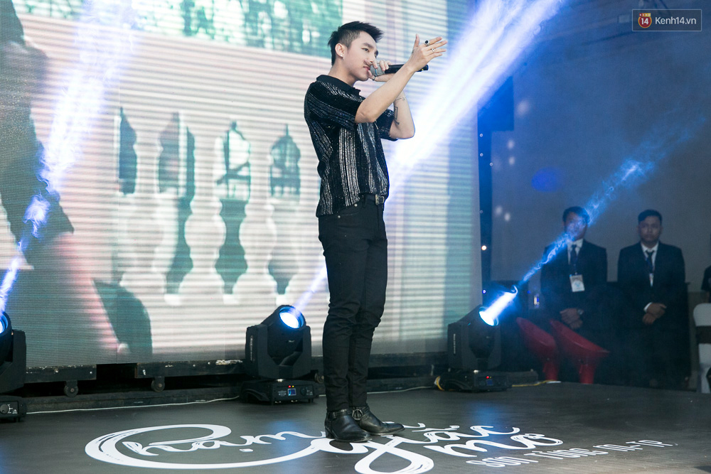 Sơn Tùng M-TP: Ra tự truyện không phải vì lợi nhuận hay dạy đời ai, mà chỉ muốn kể và truyền cảm hứng cho các bạn trẻ - Ảnh 4. Sơn Tùng M-TP: Ra tự truyện không phải vì lợi nhuận hay dạy đời ai, mà chỉ muốn kể và truyền cảm hứng cho các bạn trẻ - Ảnh 4.