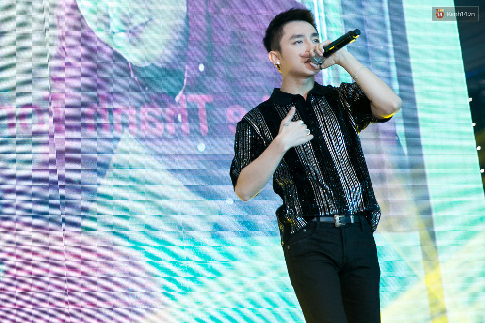 Sơn Tùng M-TP: Ra tự truyện không phải vì lợi nhuận hay dạy đời ai, mà chỉ muốn kể và truyền cảm hứng cho các bạn trẻ - Ảnh 5. Sơn Tùng M-TP: Ra tự truyện không phải vì lợi nhuận hay dạy đời ai, mà chỉ muốn kể và truyền cảm hứng cho các bạn trẻ - Ảnh 5.