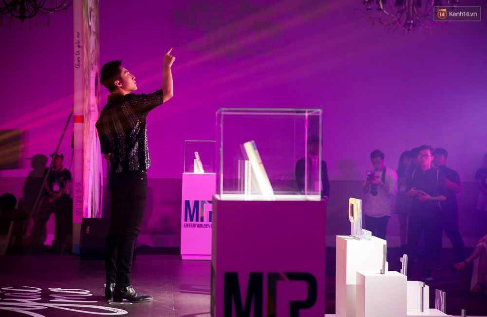 Sơn Tùng M-TP: Ra tự truyện không phải vì lợi nhuận hay dạy đời ai, mà chỉ muốn kể và truyền cảm hứng cho các bạn trẻ - Ảnh 6. Sơn Tùng M-TP: Ra tự truyện không phải vì lợi nhuận hay dạy đời ai, mà chỉ muốn kể và truyền cảm hứng cho các bạn trẻ - Ảnh 6.