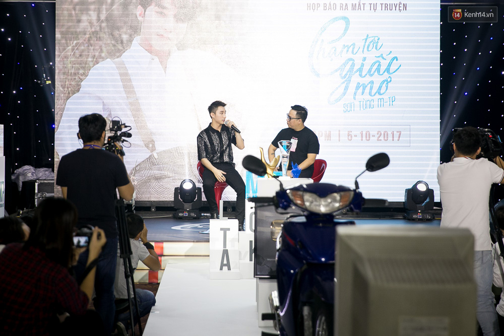 Sơn Tùng M-TP: Ra tự truyện không phải vì lợi nhuận hay dạy đời ai, mà chỉ muốn kể và truyền cảm hứng cho các bạn trẻ - Ảnh 9. Sơn Tùng M-TP: Ra tự truyện không phải vì lợi nhuận hay dạy đời ai, mà chỉ muốn kể và truyền cảm hứng cho các bạn trẻ - Ảnh 9.