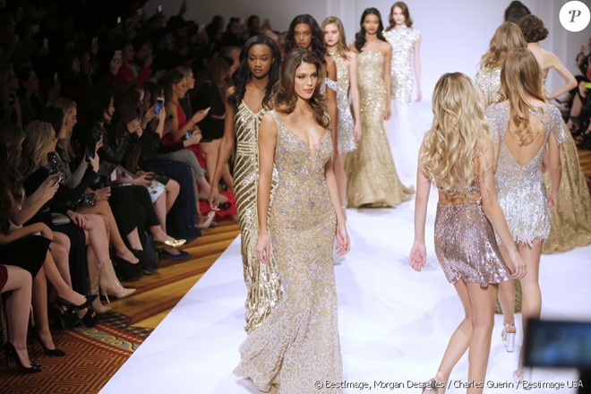 Tân Hoa hậu Hoàn vũ Iris Mittenaere catwalk điêu luyện, khoe đường cong vệ nữ tại NYFW - Ảnh 4. Tân Hoa hậu Hoàn vũ Iris Mittenaere catwalk điêu luyện, khoe đường cong vệ nữ tại NYFW - Ảnh 4.