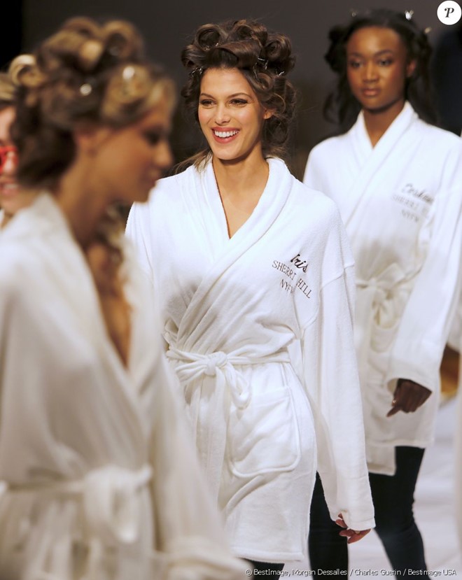 Tân Hoa hậu Hoàn vũ Iris Mittenaere catwalk điêu luyện, khoe đường cong vệ nữ tại NYFW - Ảnh 6. Tân Hoa hậu Hoàn vũ Iris Mittenaere catwalk điêu luyện, khoe đường cong vệ nữ tại NYFW - Ảnh 6.