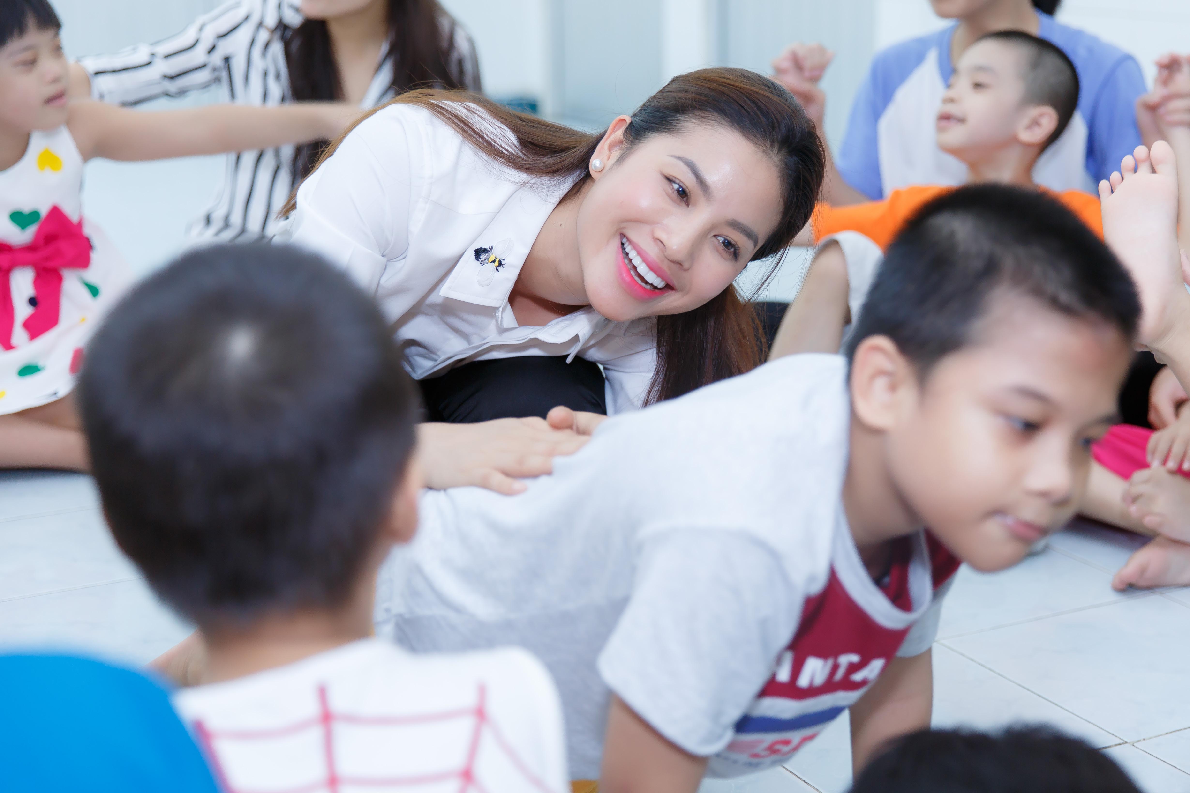 Phạm Hương, Lệ Hằng cùng Hoa hậu Dominica giản dị về Củ Chi làm từ thiện - Ảnh 2. Phạm Hương, Lệ Hằng cùng Hoa hậu Dominica giản dị về Củ Chi làm từ thiện - Ảnh 2.