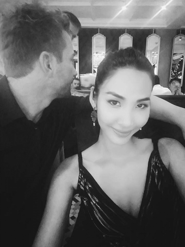 Clip: Bạn trai ngoại quốc âu yếm ôm eo Hoàng Thuỳ trên phố - Ảnh 3. Clip: Bạn trai ngoại quốc âu yếm ôm eo Hoàng Thuỳ trên phố - Ảnh 3.