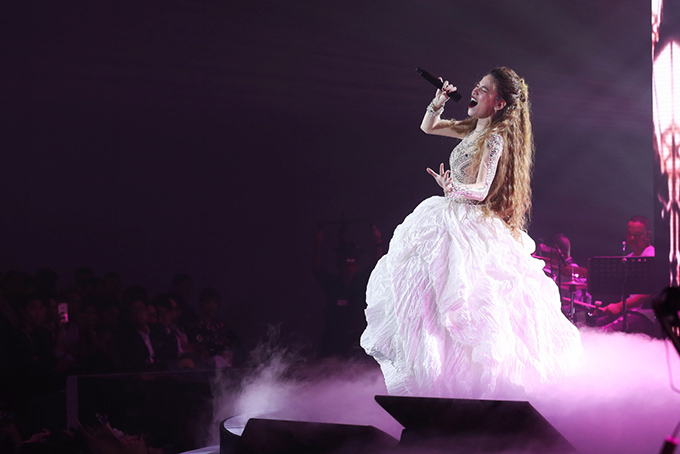 Hoàng Thùy chơi chiêu, cố tình đụng hàng Hà Hồ để chiếm spotlight tại Chung kết The Face? - Ảnh 4. Hoàng Thùy chơi chiêu, cố tình đụng hàng Hà Hồ để chiếm spotlight tại Chung kết The Face? - Ảnh 4.