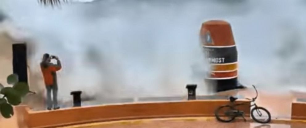 Bất chấp cảnh báo của chính quyền báo để chụp ảnh bão Irma, người đàn ông bị sóng biển đánh văng - Ảnh 2. Bất chấp cảnh báo của chính quyền báo để chụp ảnh bão Irma, người đàn ông bị sóng biển đánh văng - Ảnh 2.