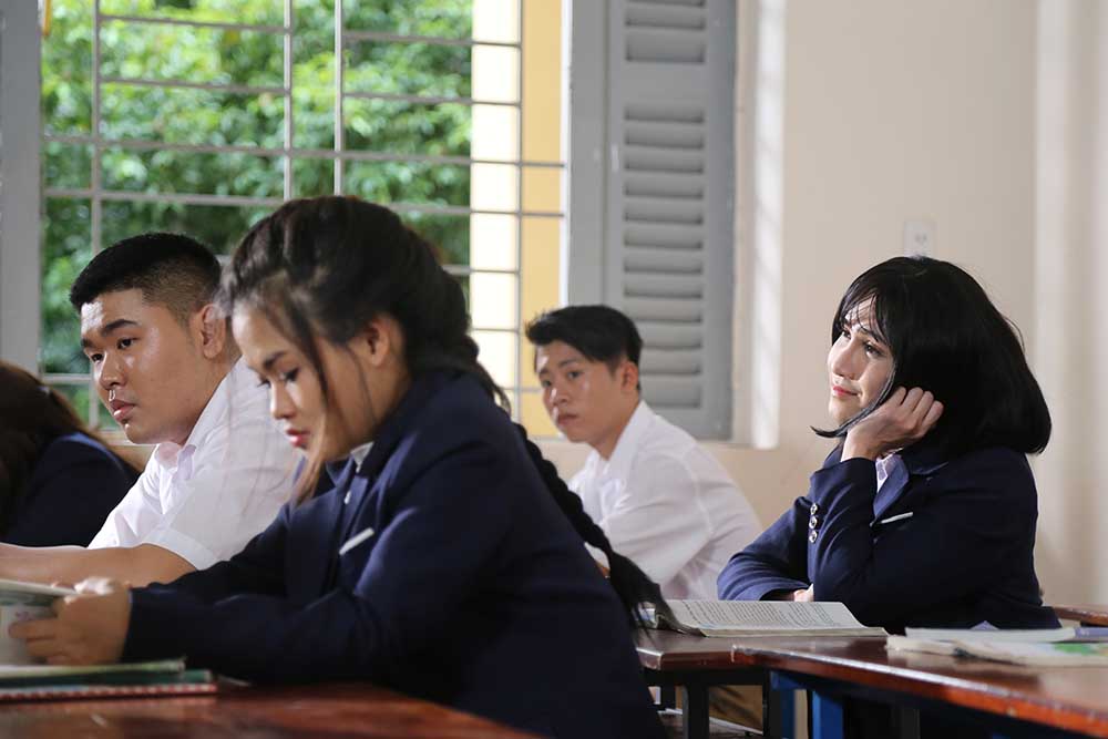 Huỳnh Lập gây bất ngờ vì hóa thân quá giống Hương Tràm trong MV Em gái mưa Parody - Ảnh 5. Huỳnh Lập gây bất ngờ vì hóa thân quá giống Hương Tràm trong MV Em gái mưa Parody - Ảnh 5.