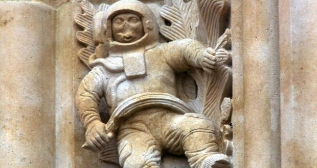 Bí ẩn bức điêu khắc phi hành gia trong nhà thờ từ thế kỷ 12 - bằng chứng khác của xuyên không? - Ảnh 1. Bí ẩn bức điêu khắc phi hành gia trong nhà thờ từ thế kỷ 12 - bằng chứng khác của xuyên không? - Ảnh 1.