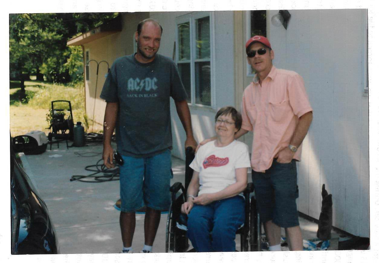 7 năm sau khi thất lạc, hai anh em bất ngờ tìm được nhau nhờ một bức ảnh “bộ xương khô” bên vệ đường - Ảnh 5. 7 năm sau khi thất lạc, hai anh em bất ngờ tìm được nhau nhờ một bức ảnh “bộ xương khô” bên vệ đường - Ảnh 5.