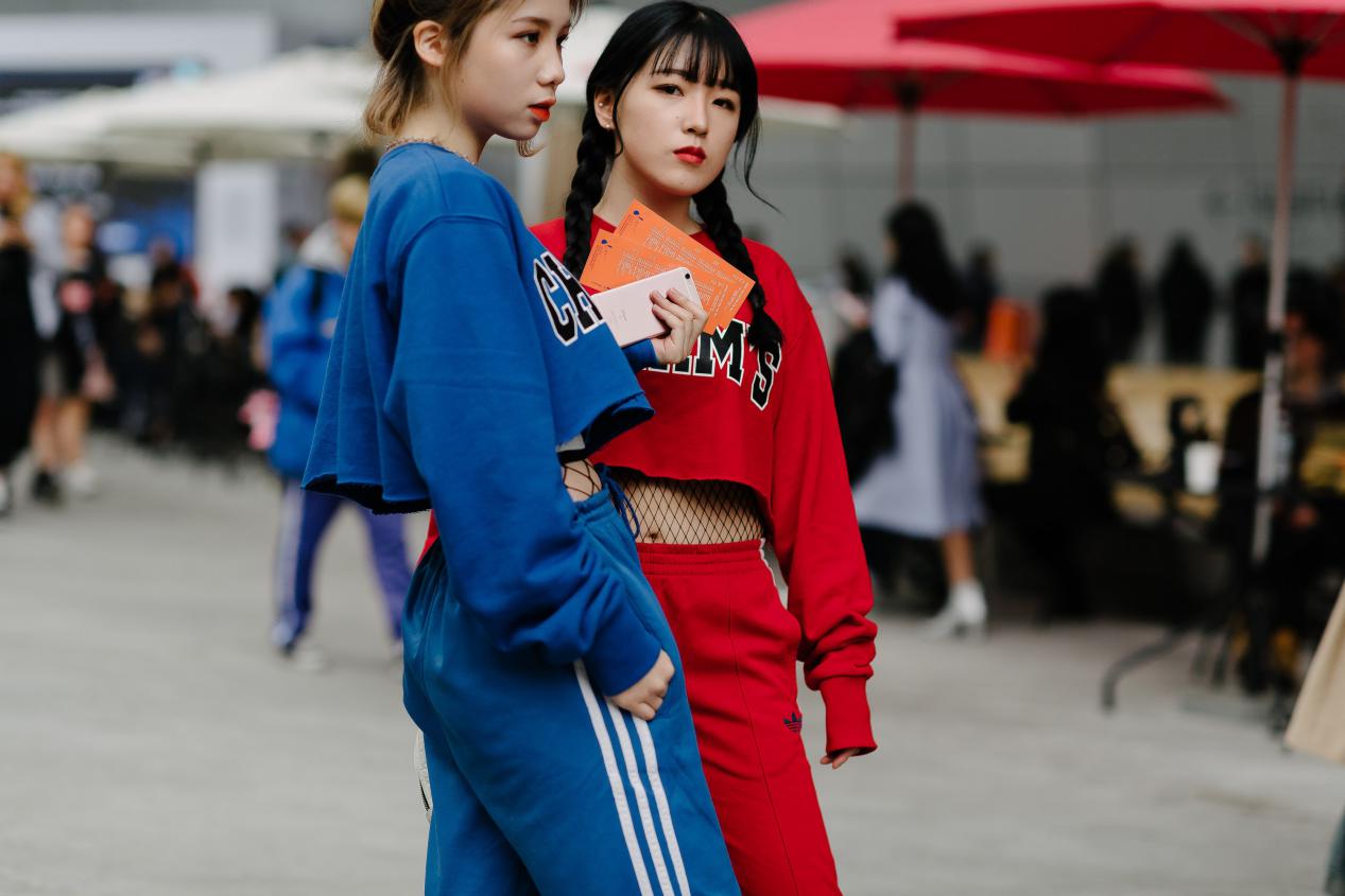 Giới trẻ bị ám ảnh bởi xu hướng, thủ phủ thời trang châu Á Seoul biến thành thiên đường hàng nhái - Ảnh 2. Giới trẻ bị ám ảnh bởi xu hướng, thủ phủ thời trang châu Á Seoul biến thành thiên đường hàng nhái - Ảnh 2.