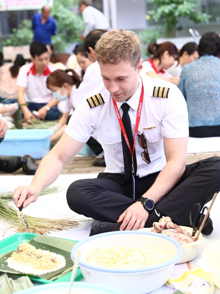 Đẹp trai, nhân hậu, chàng phi công Phần Lan gói bánh tét đang “gây bão” cộng đồng mạng - Ảnh 2. Đẹp trai, nhân hậu, chàng phi công Phần Lan gói bánh tét đang “gây bão” cộng đồng mạng - Ảnh 2.