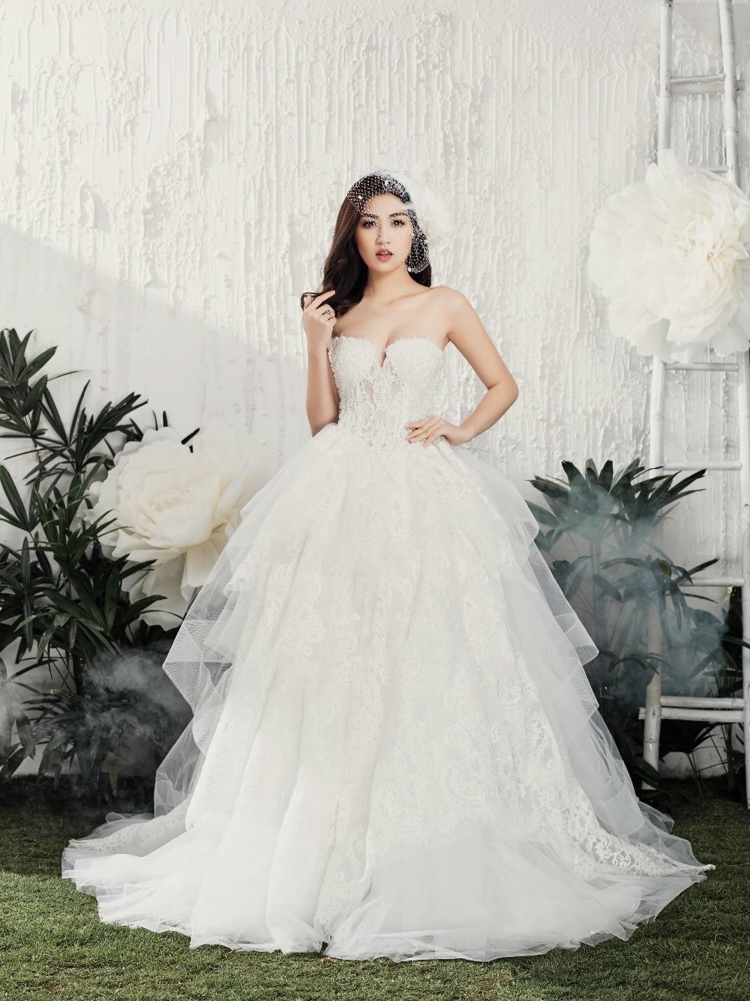 Á hậu Tú Anh đẹp thuần khiết trong BST váy cưới 2017 của Hacchic Bridal - Ảnh 2. Á hậu Tú Anh đẹp thuần khiết trong BST váy cưới 2017 của Hacchic Bridal - Ảnh 2.