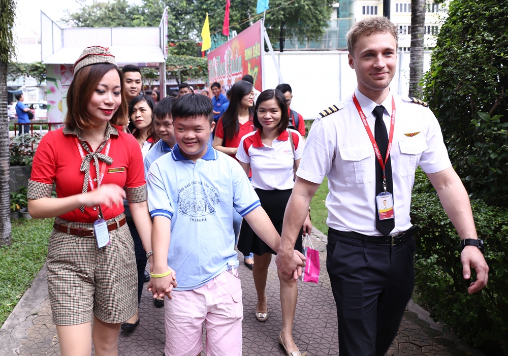 Đẹp trai, nhân hậu, chàng phi công Phần Lan gói bánh tét đang “gây bão” cộng đồng mạng - Ảnh 5. Đẹp trai, nhân hậu, chàng phi công Phần Lan gói bánh tét đang “gây bão” cộng đồng mạng - Ảnh 5.
