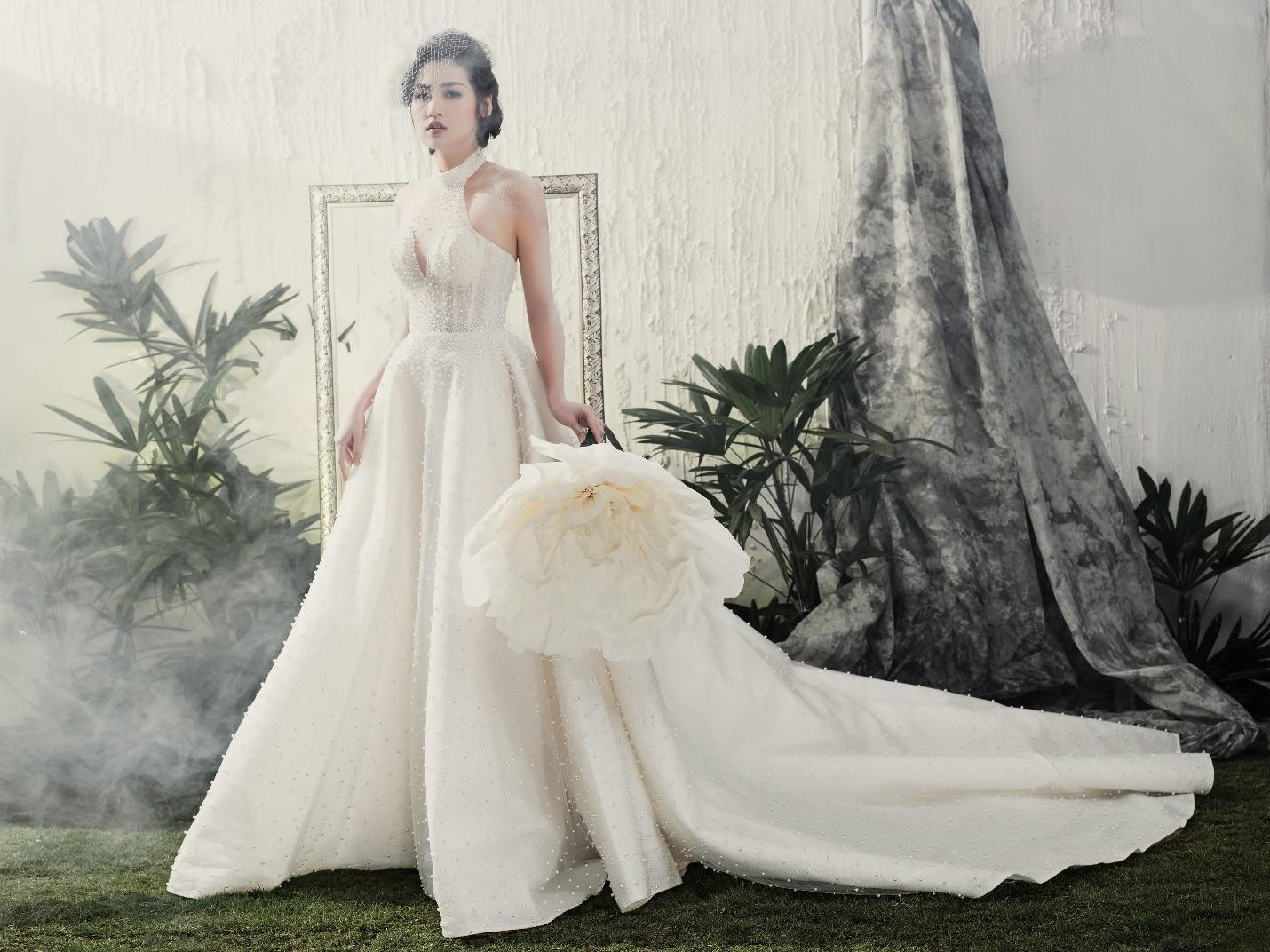 Á hậu Tú Anh đẹp thuần khiết trong BST váy cưới 2017 của Hacchic Bridal - Ảnh 5. Á hậu Tú Anh đẹp thuần khiết trong BST váy cưới 2017 của Hacchic Bridal - Ảnh 5.