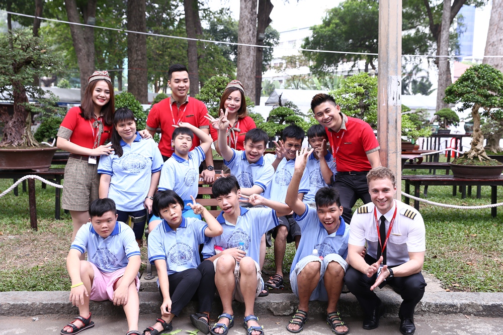 Đẹp trai, nhân hậu, chàng phi công Phần Lan gói bánh tét đang “gây bão” cộng đồng mạng - Ảnh 6. Đẹp trai, nhân hậu, chàng phi công Phần Lan gói bánh tét đang “gây bão” cộng đồng mạng - Ảnh 6.