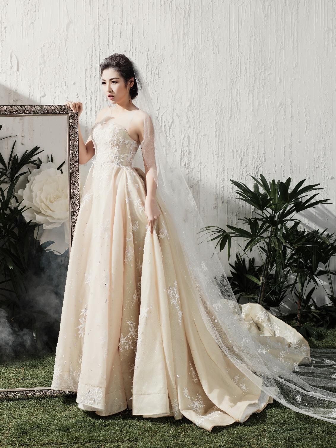 Á hậu Tú Anh đẹp thuần khiết trong BST váy cưới 2017 của Hacchic Bridal - Ảnh 8. Á hậu Tú Anh đẹp thuần khiết trong BST váy cưới 2017 của Hacchic Bridal - Ảnh 8.