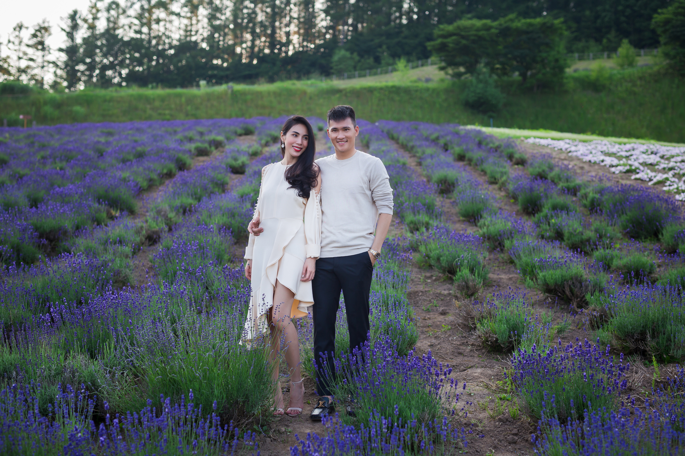 Thủy Tiên rủ Công Vinh tái hiện khoảnh khắc ngày cưới 5 năm trước trong MV mới - Ảnh 9. Thủy Tiên rủ Công Vinh tái hiện khoảnh khắc ngày cưới 5 năm trước trong MV mới - Ảnh 9.