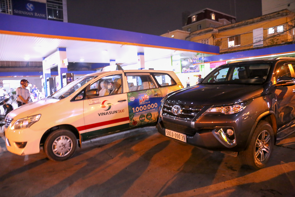 Tiếp tục “giành” lại vỉa hè ở Sài Gòn: Vừa đi vệ sinh vài phút, tài xế bị Đoàn liên ngành quận 1 phạt 700.000 đồng - Ảnh 3. Tiếp tục “giành” lại vỉa hè ở Sài Gòn: Vừa đi vệ sinh vài phút, tài xế bị Đoàn liên ngành quận 1 phạt 700.000 đồng - Ảnh 3.