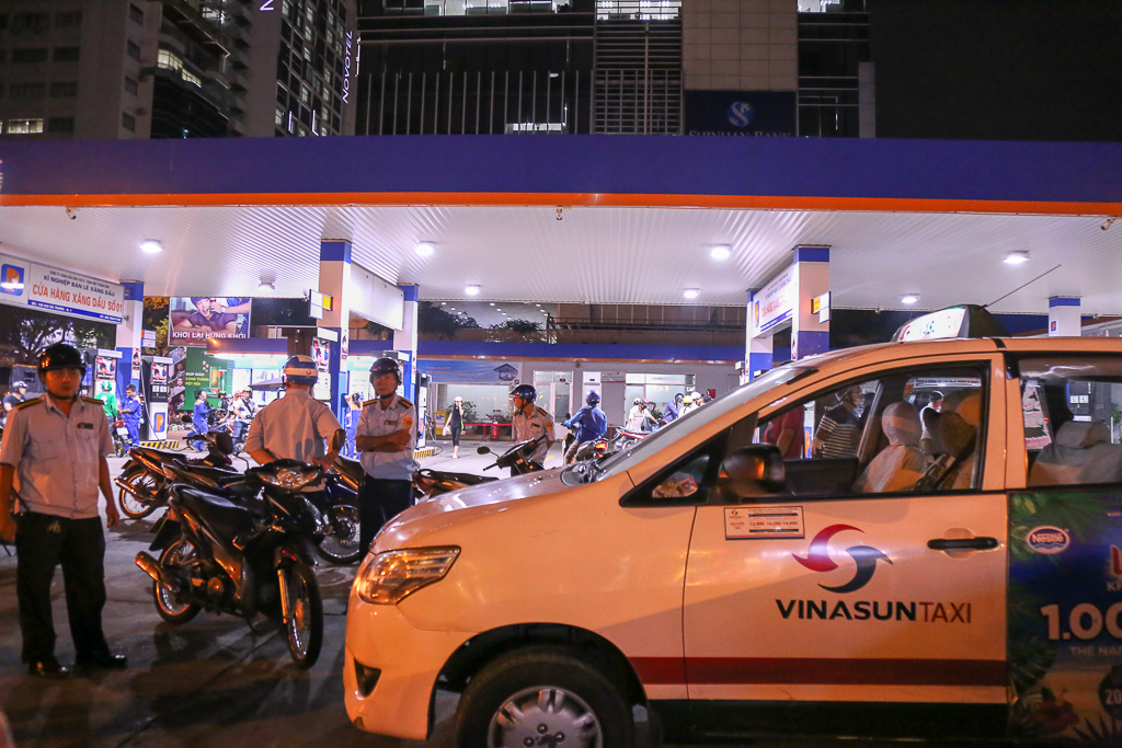 Tiếp tục “giành” lại vỉa hè ở Sài Gòn: Vừa đi vệ sinh vài phút, tài xế bị Đoàn liên ngành quận 1 phạt 700.000 đồng - Ảnh 4. Tiếp tục “giành” lại vỉa hè ở Sài Gòn: Vừa đi vệ sinh vài phút, tài xế bị Đoàn liên ngành quận 1 phạt 700.000 đồng - Ảnh 4.