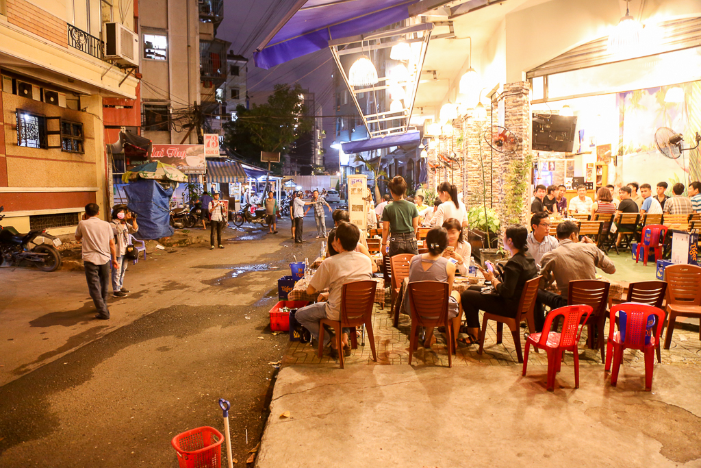 Tiếp tục “giành” lại vỉa hè ở Sài Gòn: Vừa đi vệ sinh vài phút, tài xế bị Đoàn liên ngành quận 1 phạt 700.000 đồng - Ảnh 8. Tiếp tục “giành” lại vỉa hè ở Sài Gòn: Vừa đi vệ sinh vài phút, tài xế bị Đoàn liên ngành quận 1 phạt 700.000 đồng - Ảnh 8.