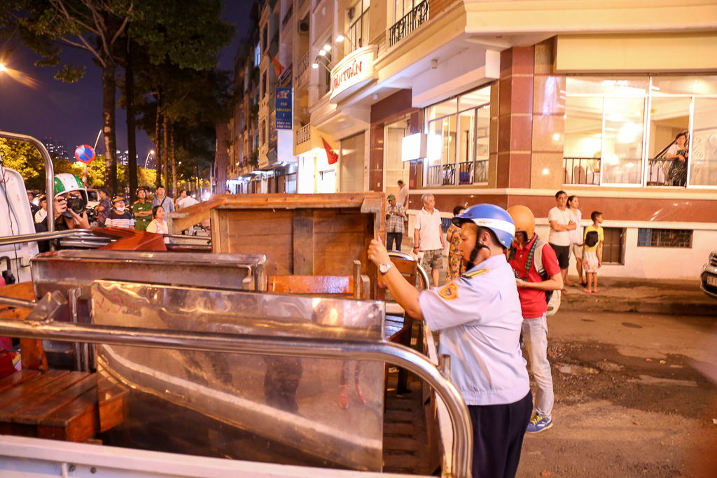 Tiếp tục “giành” lại vỉa hè ở Sài Gòn: Vừa đi vệ sinh vài phút, tài xế bị Đoàn liên ngành quận 1 phạt 700.000 đồng - Ảnh 9. Tiếp tục “giành” lại vỉa hè ở Sài Gòn: Vừa đi vệ sinh vài phút, tài xế bị Đoàn liên ngành quận 1 phạt 700.000 đồng - Ảnh 9.