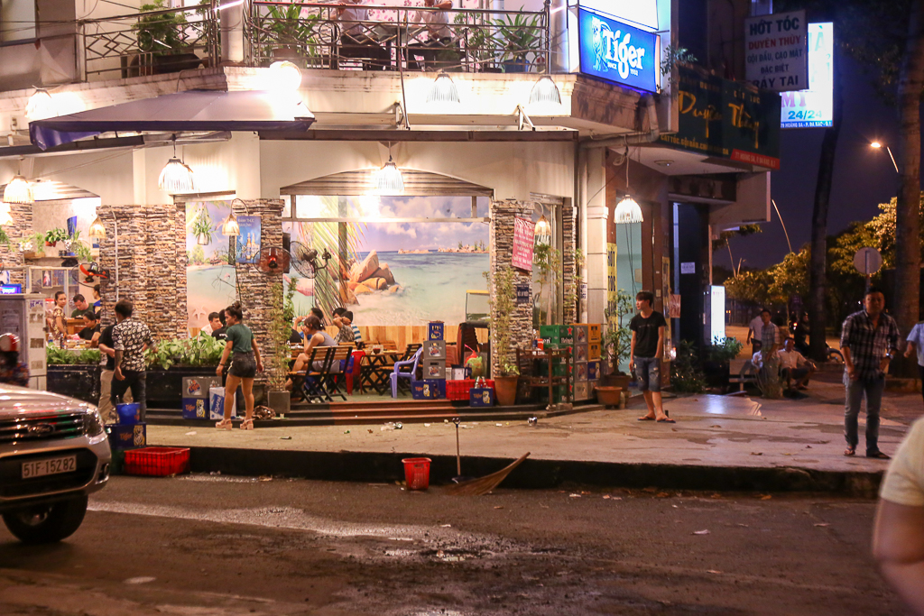 Tiếp tục “giành” lại vỉa hè ở Sài Gòn: Vừa đi vệ sinh vài phút, tài xế bị Đoàn liên ngành quận 1 phạt 700.000 đồng - Ảnh 10. Tiếp tục “giành” lại vỉa hè ở Sài Gòn: Vừa đi vệ sinh vài phút, tài xế bị Đoàn liên ngành quận 1 phạt 700.000 đồng - Ảnh 10.