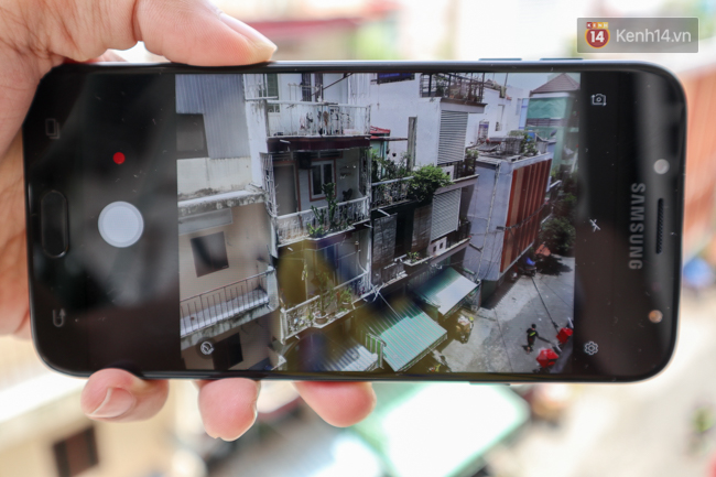 Trên tay nhanh Samsung Galaxy J7 Pro: thiết kế giống S7, camera mạnh mẽ và nhiều tính năng hấp dẫn, có màn hình Always On - Ảnh 10. Trên tay nhanh Samsung Galaxy J7 Pro: thiết kế giống S7, camera mạnh mẽ và nhiều tính năng hấp dẫn, có màn hình Always On - Ảnh 10.