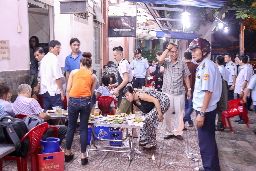 Tiếp tục “giành” lại vỉa hè ở Sài Gòn: Vừa đi vệ sinh vài phút, tài xế bị Đoàn liên ngành quận 1 phạt 700.000 đồng - Ảnh 11. Tiếp tục “giành” lại vỉa hè ở Sài Gòn: Vừa đi vệ sinh vài phút, tài xế bị Đoàn liên ngành quận 1 phạt 700.000 đồng - Ảnh 11.