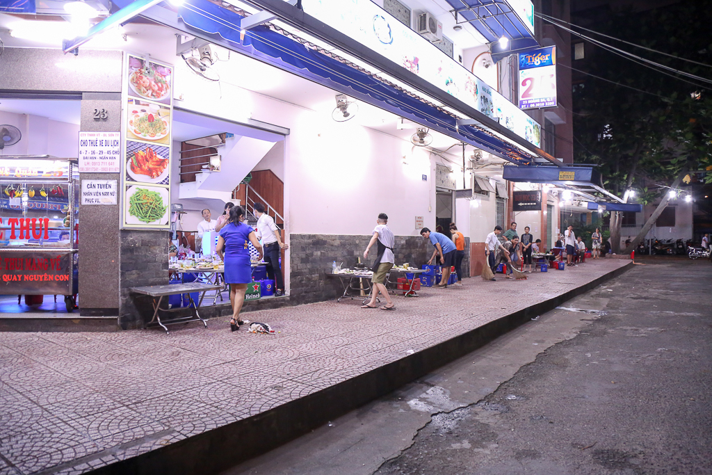 Tiếp tục “giành” lại vỉa hè ở Sài Gòn: Vừa đi vệ sinh vài phút, tài xế bị Đoàn liên ngành quận 1 phạt 700.000 đồng - Ảnh 12. Tiếp tục “giành” lại vỉa hè ở Sài Gòn: Vừa đi vệ sinh vài phút, tài xế bị Đoàn liên ngành quận 1 phạt 700.000 đồng - Ảnh 12.