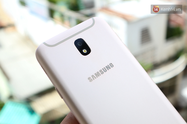 Trên tay nhanh Samsung Galaxy J7 Pro: thiết kế giống S7, camera mạnh mẽ và nhiều tính năng hấp dẫn, có màn hình Always On - Ảnh 9. Trên tay nhanh Samsung Galaxy J7 Pro: thiết kế giống S7, camera mạnh mẽ và nhiều tính năng hấp dẫn, có màn hình Always On - Ảnh 9.