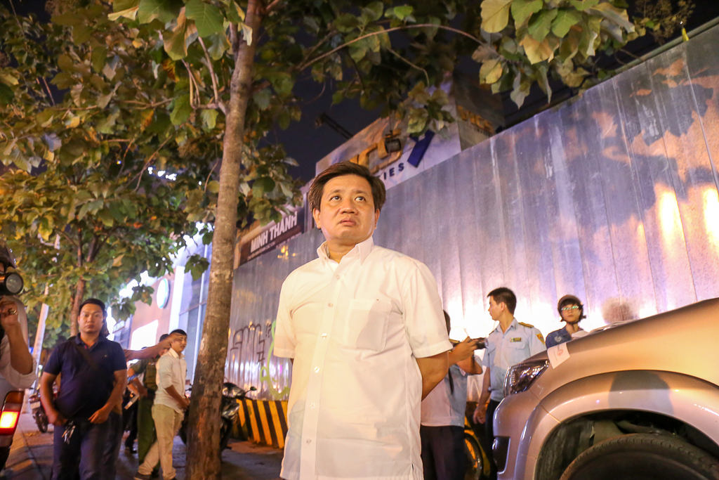 Tiếp tục “giành” lại vỉa hè ở Sài Gòn: Vừa đi vệ sinh vài phút, tài xế bị Đoàn liên ngành quận 1 phạt 700.000 đồng - Ảnh 2. Tiếp tục “giành” lại vỉa hè ở Sài Gòn: Vừa đi vệ sinh vài phút, tài xế bị Đoàn liên ngành quận 1 phạt 700.000 đồng - Ảnh 2.