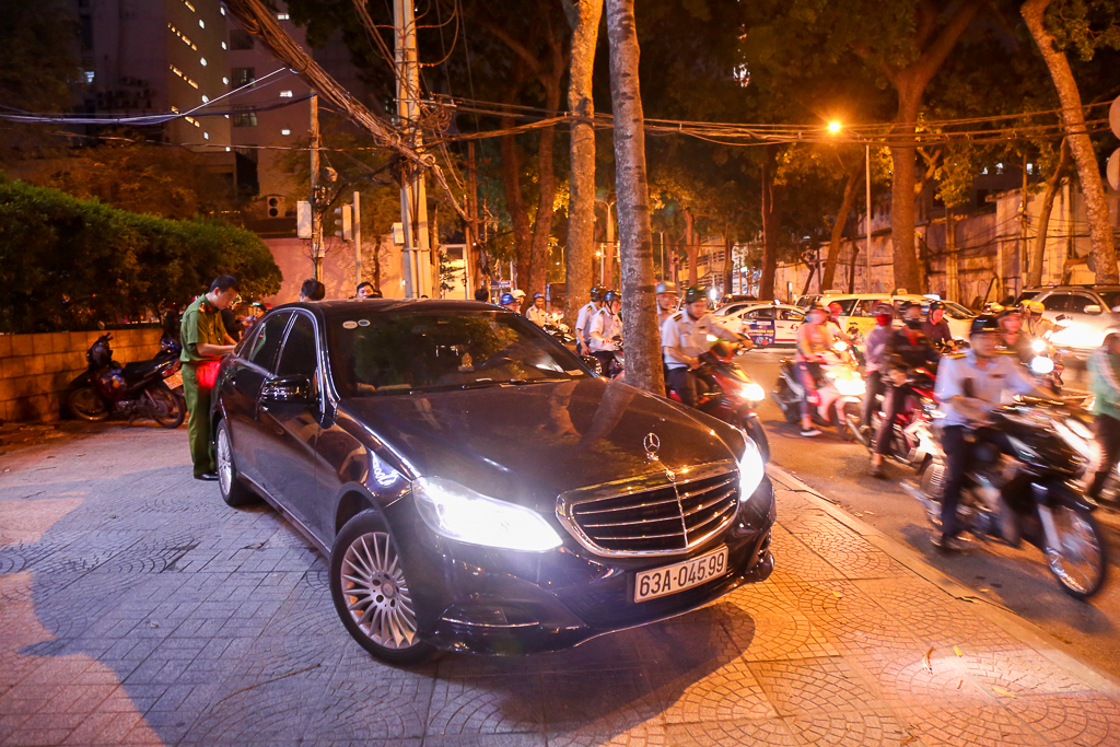 Tiếp tục “giành” lại vỉa hè ở Sài Gòn: Vừa đi vệ sinh vài phút, tài xế bị Đoàn liên ngành quận 1 phạt 700.000 đồng - Ảnh 6. Tiếp tục “giành” lại vỉa hè ở Sài Gòn: Vừa đi vệ sinh vài phút, tài xế bị Đoàn liên ngành quận 1 phạt 700.000 đồng - Ảnh 6.