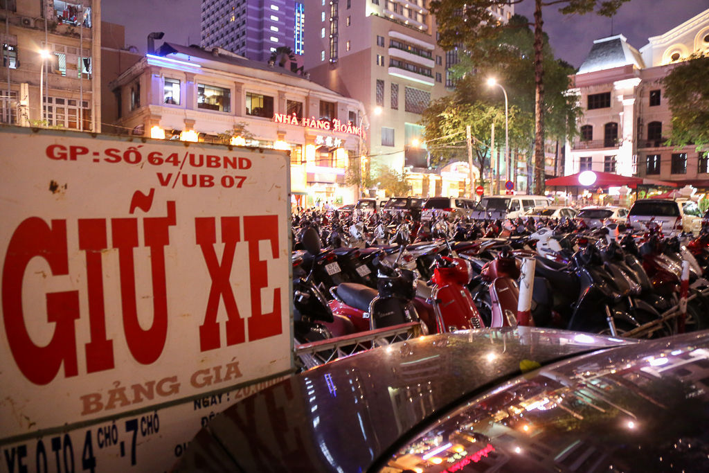 Tiếp tục “giành” lại vỉa hè ở Sài Gòn: Vừa đi vệ sinh vài phút, tài xế bị Đoàn liên ngành quận 1 phạt 700.000 đồng - Ảnh 14. Tiếp tục “giành” lại vỉa hè ở Sài Gòn: Vừa đi vệ sinh vài phút, tài xế bị Đoàn liên ngành quận 1 phạt 700.000 đồng - Ảnh 14.