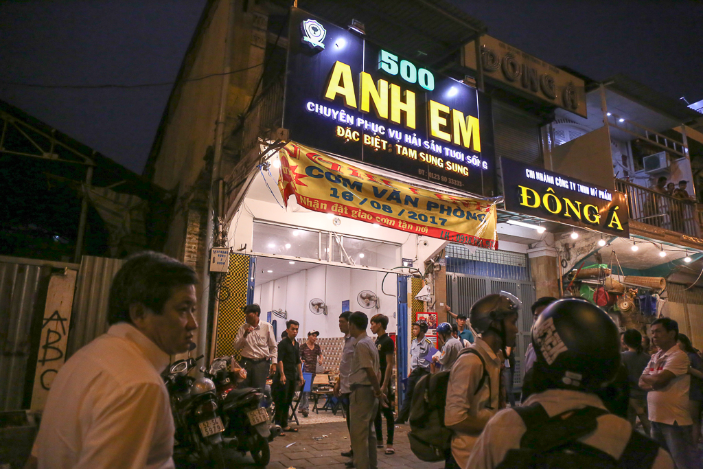 Tiếp tục “giành” lại vỉa hè ở Sài Gòn: Vừa đi vệ sinh vài phút, tài xế bị Đoàn liên ngành quận 1 phạt 700.000 đồng - Ảnh 13. Tiếp tục “giành” lại vỉa hè ở Sài Gòn: Vừa đi vệ sinh vài phút, tài xế bị Đoàn liên ngành quận 1 phạt 700.000 đồng - Ảnh 13.