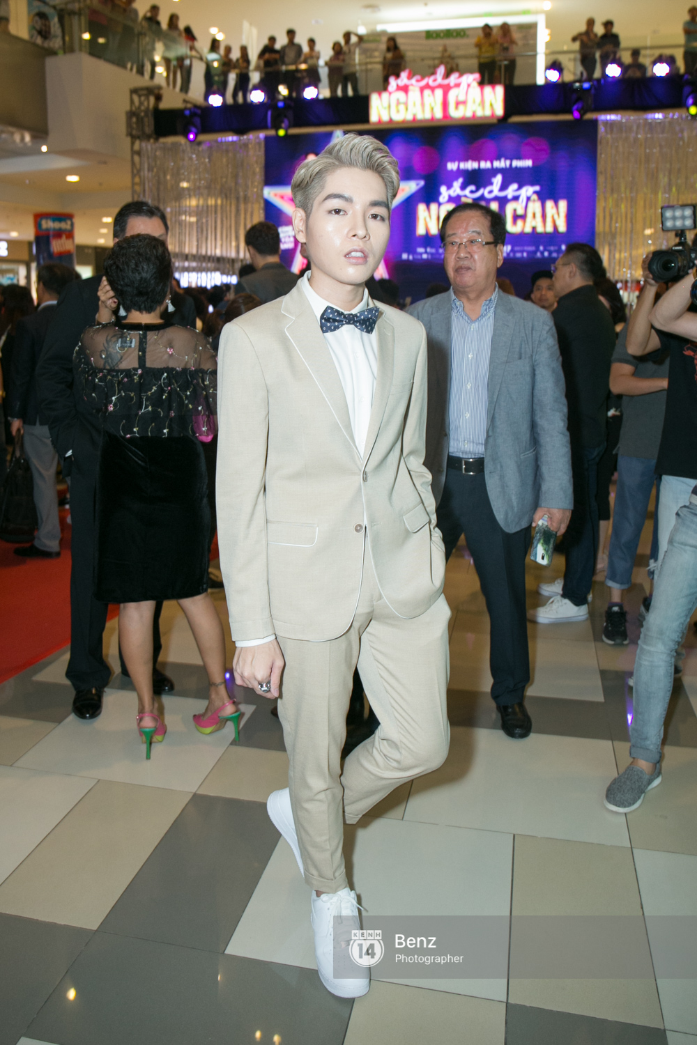 Cuộc đời quá giống trong phim, Đức Phúc trở thành tâm điểm tại buổi công chiếu Sắc đẹp ngàn cân - Ảnh 2. Cuộc đời quá giống trong phim, Đức Phúc trở thành tâm điểm tại buổi công chiếu Sắc đẹp ngàn cân - Ảnh 2.